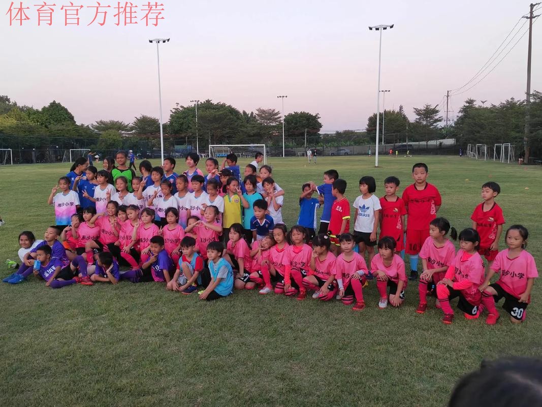 “女足校园行”走进呼家楼中心小学